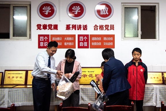 3.17南方米兰官方端网站登录入口_米兰online(中国)
团委开展“学雷锋精神,传递爱心火苗”志愿服务活动1.jpg