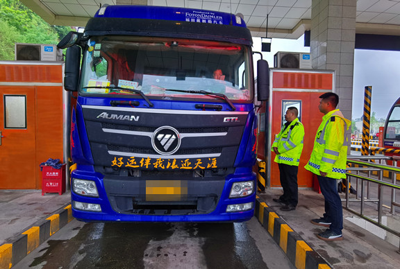 广南高速“一路三方”联合开展打击偷逃通行费的专项整治行动1.jpg