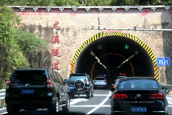 20200628都汶高速龙溪隧道施工路段将于29日零时实行交通管制_副本.jpg