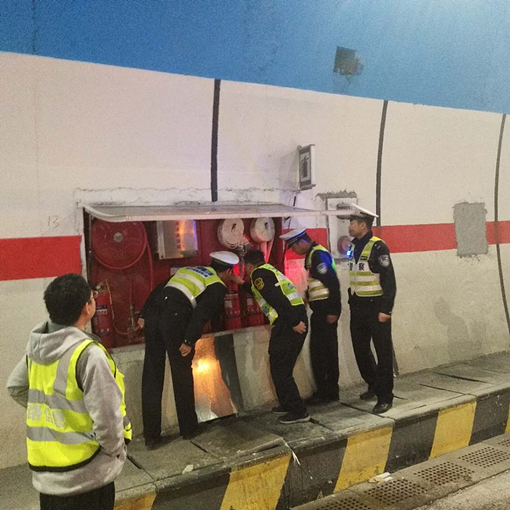 交警检查.jpg 交警检查.jpg
