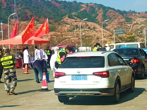 发挥党员带头模范作用在鱼塘站进行疫情检查_副本.jpg 发挥党员带头模范作用在鱼塘站进行疫情检查_副本.jpg