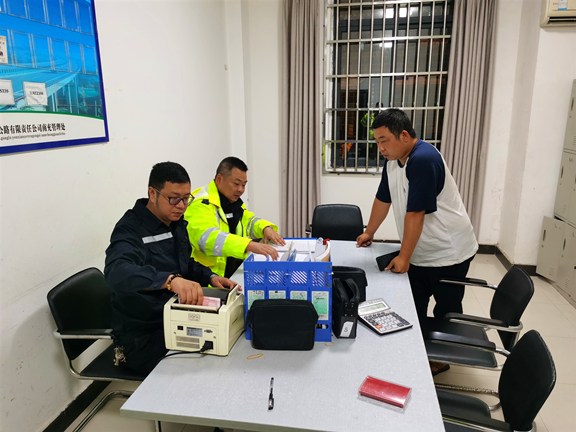广南高速成功查获一辆持无效入口CPC卡跨省逃费车辆2.jpg