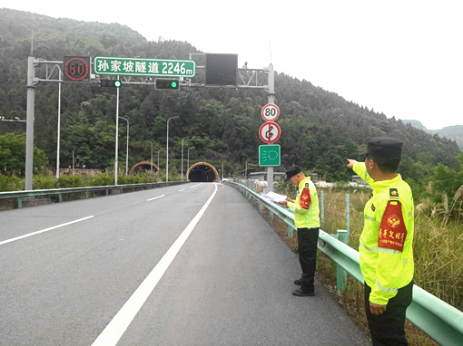 平昌管理处路安大队积极开展辖区道路交安升级统计工作_副本.jpg 平昌管理处路安大队积极开展辖区道路交安升级统计工作_副本.jpg