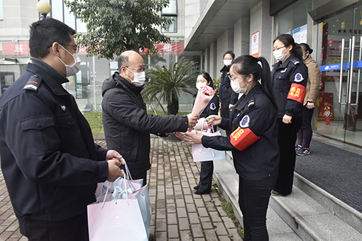 510巾帼不让须眉 抗疫更显英姿 ——川高稽查监控中心“三八”妇女节慰问女职工.jpg