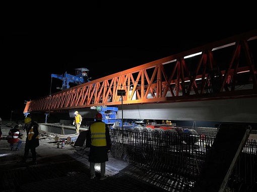 九绵高速公路宝成铁路大桥完成跨铁路桥梁架设-2.jpg