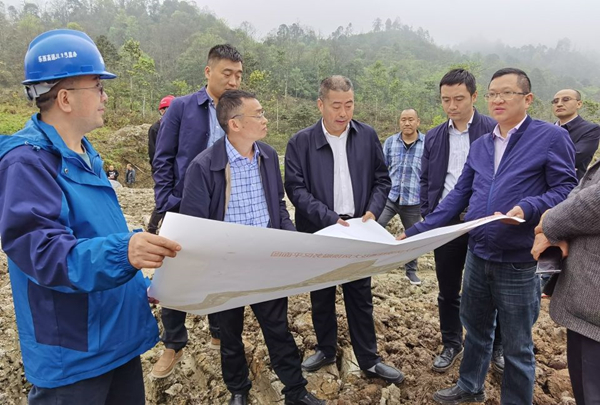 兰富安董事长检查项目雷波段_副本.jpg