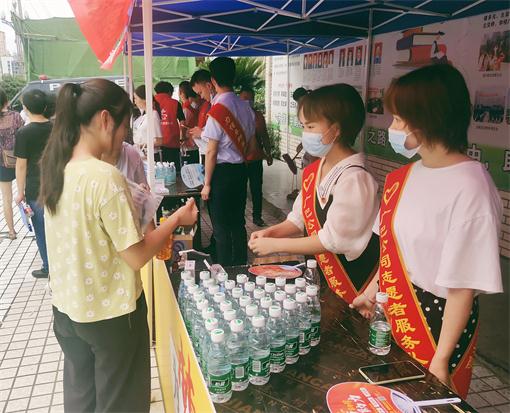 工作中的广巴高速志愿者.jpg