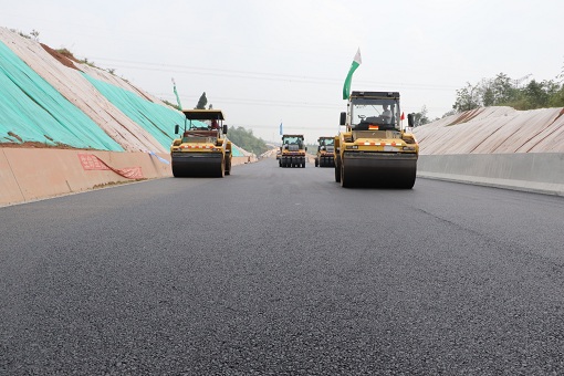 九绵高速公路江油段路面下面层开始摊铺.jpg