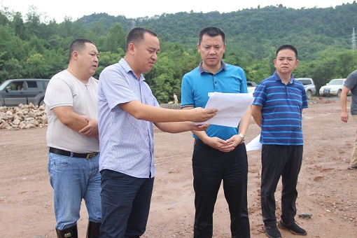 江油市副市长李海一行到九绵高速公路32合同段检查指导工作1.JPG