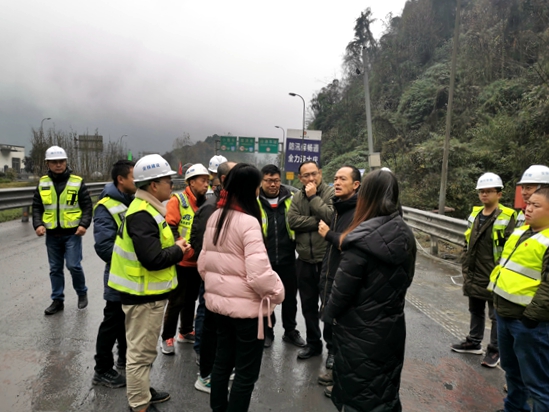 20191225川西米兰官方端网站登录入口_米兰online(中国)
党委委员、副总经理何雁赴都汶高速督导紫坪铺、龙溪隧道底鼓处治施工工作_副本.jpg