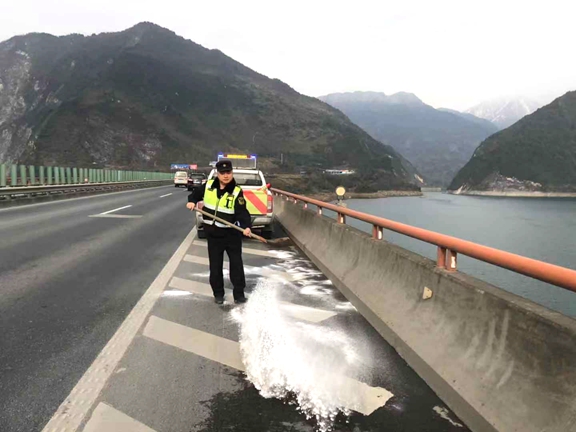 20191227都汶高速提升保障手段确保冬季冰雪天气道路安全_副本.jpg