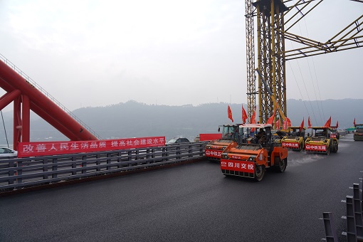 特大桥完成路面铺筑1.jpg