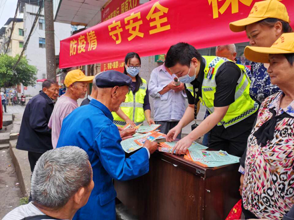 广南高速联合辖区高速公安、高速交通执法开展“防疫情&nbsp; 守安全 &nbsp;保畅通&nbsp; 优服务”主题宣传活动3.jpg