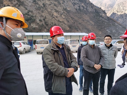 九寨沟县县长陶钢一行到九绵高速九寨沟段进行慰问-2.jpg