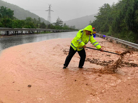 广南高速高效反应 成功处置汛期险情2.jpg