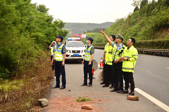 防震减灾 警钟长鸣——广南高速开展防震减灾应急抢险实战演练2.JPG 防震减灾 警钟长鸣——广南高速开展防震减灾应急抢险实战演练2.JPG