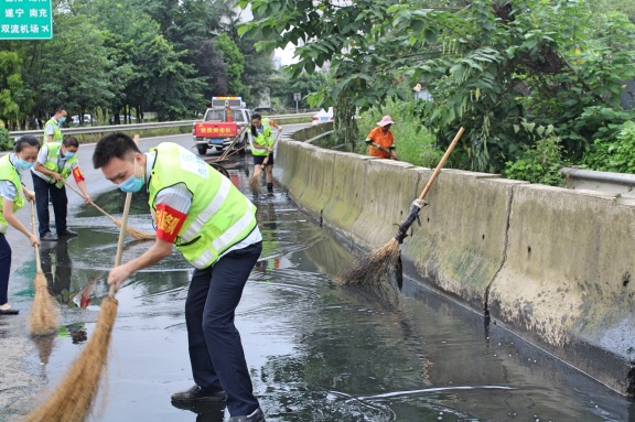 20200816成都绕城高速公路全力抢险 保障高速公路汛期安全2_F.jpg 20200816成都绕城高速公路全力抢险 保障高速公路汛期安全2_F.jpg
