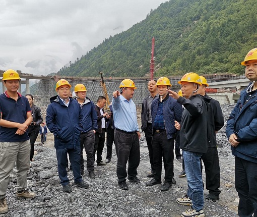 交通运输部安质司副司长彭付平一行调研九绵高速“8.17”特大暴雨泥石流受灾情况.jpg