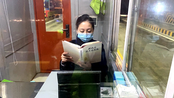 20210125川西米兰官方端网站登录入口_米兰online(中国)
组织青年团员开展“三尺岗亭飘书香”夜间读书活动_副本.jpg