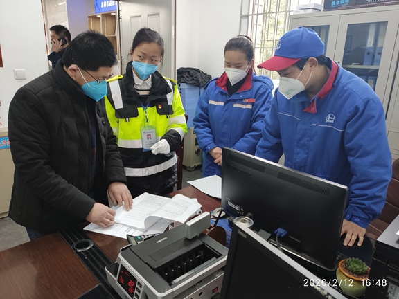 自贡市高新区环境与应急局局长刘武一行到自贡北服务区检查防疫工作 (2).jpg