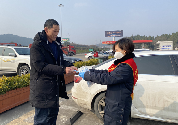 广南高速志愿者为过往司乘人员发放防护口罩.jpg