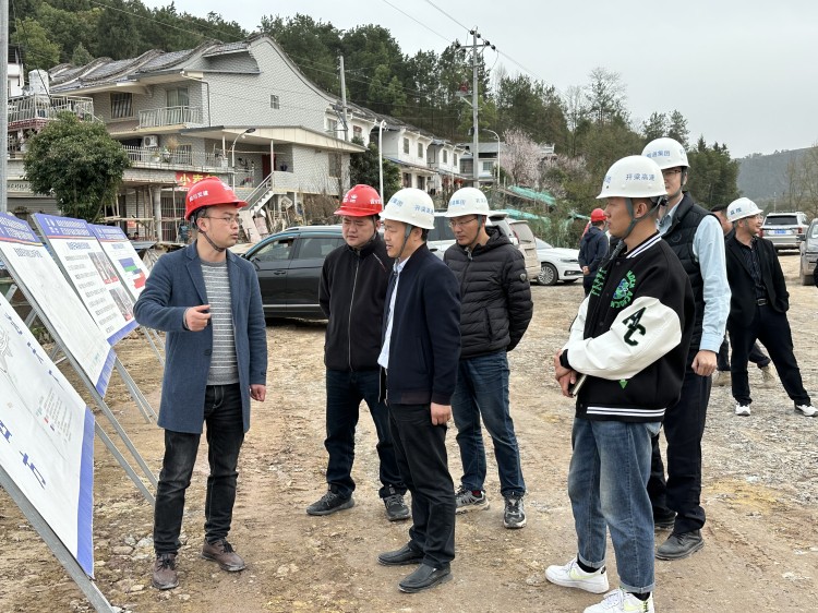 四川省交通运输厅质监局丁军一行赴开梁项目开展“两会”期间专项安全检查_副本.jpg