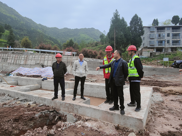 2023.04.07达州绕西高速米兰官方端网站登录入口_米兰online(中国)
党总支副书记、总经理黄军到项目现场指导工作-1_副本.jpg