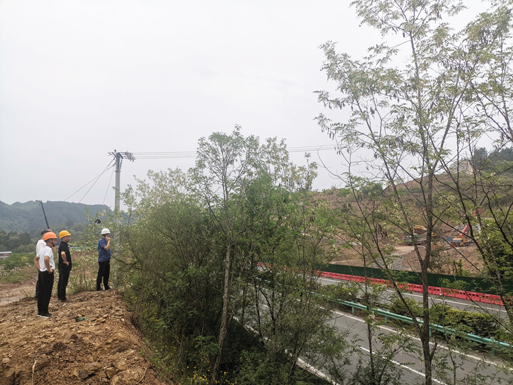 开梁高速（四川境）联合党支部助力项目电力线路迁改取得重大突破！ (1)_副本.jpg