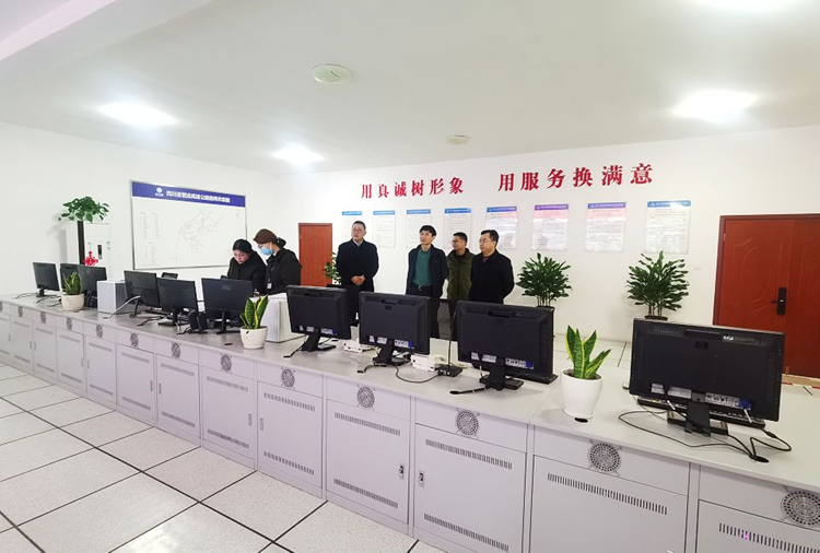 2022.1.27广南米兰官方端网站登录入口_米兰online(中国)
党委书记、董事长梁平检查指导辖区沿线收费站、服务(停车)区2022年春运(春节)保障工作2.JPG