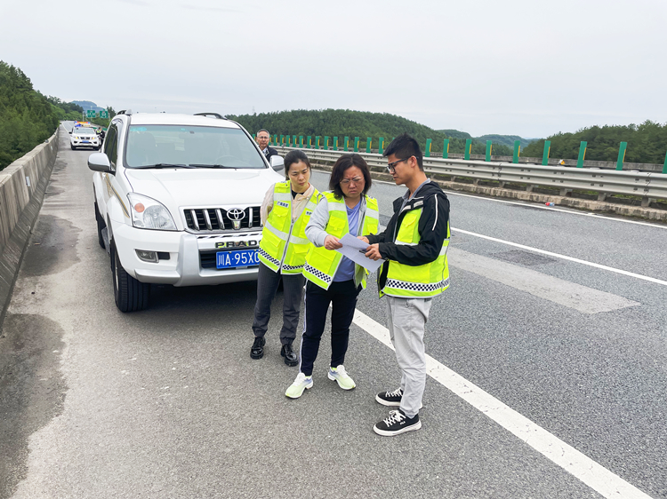 广南米兰官方端网站登录入口_米兰online(中国)
党委委员、副总经理彭柯娟一行检查指导辖区路段养护工作.jpg