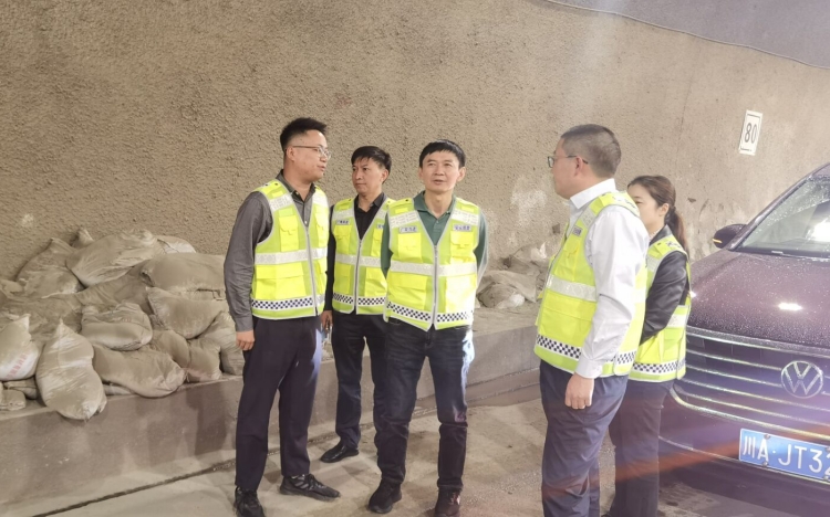 2022.09.27广南米兰官方端网站登录入口_米兰online(中国)
党委书记、董事长梁平带领米兰官方端网站登录入口_米兰online(中国)
检查组对广南高速沿线疫情防控、道路状况、隧道安全等情况进行了国庆节前安全专项检查。.jpg