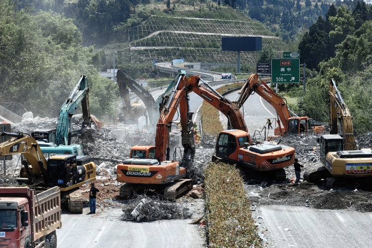广南高K708+600跨线车行天桥成功爆破拆除2.jpg