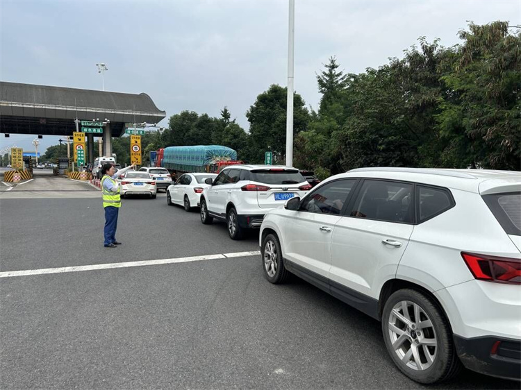 雅眉乐米兰官方端网站登录入口_米兰online(中国)
峨眉山收费站多措并举应对暑期旅游高峰.jpg