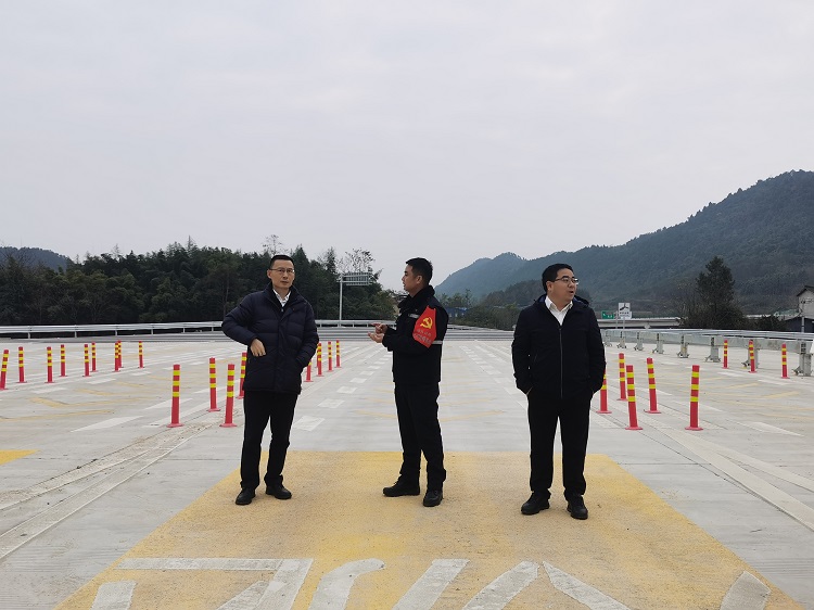绵九米兰官方端网站登录入口_米兰online(中国)
党委书记、董事长曾杰检查江油通车段营运筹备工作.jpg