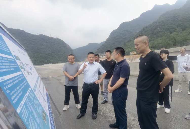 绵阳交通运输局局长谭谱调研九绵高速江油段工程建设情况1.jpg