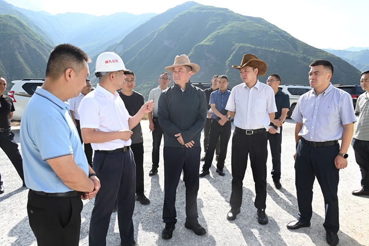 九寨沟县委书记李为仁调研双九路.jpg