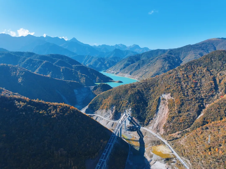 厄哩寨隧道出口(远景).png