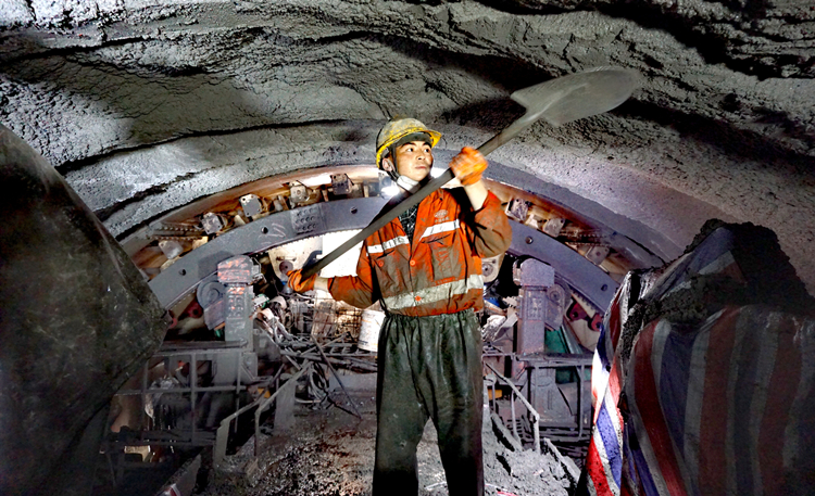 乐西高速大凉山1号隧道进口端一线工人施工现场_副本.jpg