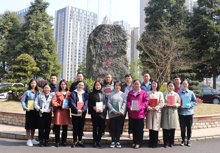赠书活动集体照1.JPG