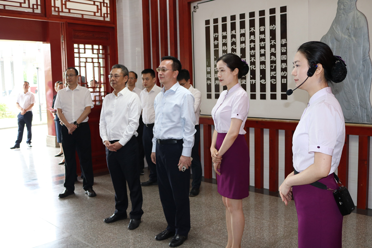 黄董事长信息图片2_副本.png
