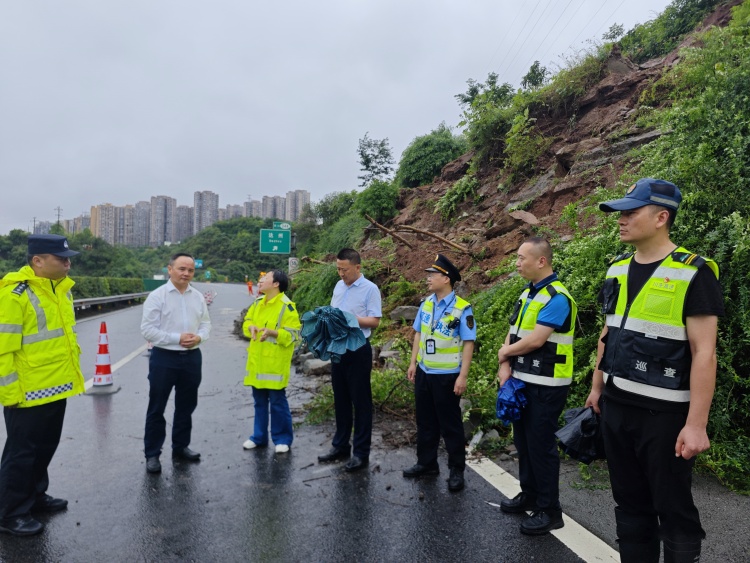 市政府副市长张杰,市交通局局长吴燕,高速公安五分局副局长陈锐,川东米兰官方端网站登录入口_米兰online(中国)
党委副书记副总经理王川莅临现场指导4_副本_副本.jpg