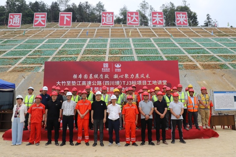 大垫项目联合临时党支部工地讲堂.jpg