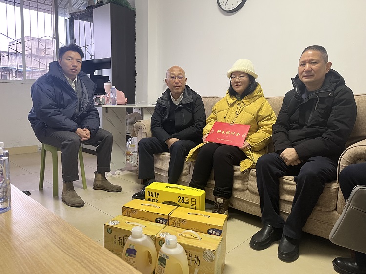 蜀道集团副总经理李永林一行走访慰问川高文旅米兰官方端网站登录入口_米兰online(中国)
困难职工22.jpg