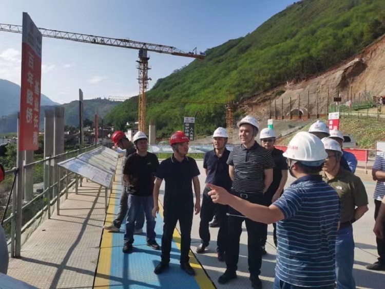 2022年5月24日至27日，广绵米兰官方端网站登录入口_米兰online(中国)
党委书记、董事长董胜勇率米兰官方端网站登录入口_米兰online(中国)
工程建设分管领导、相关部门负责人、各总包部和各标段项目经理、总工一行赴沿江高速宁攀段考察学习。.jpg