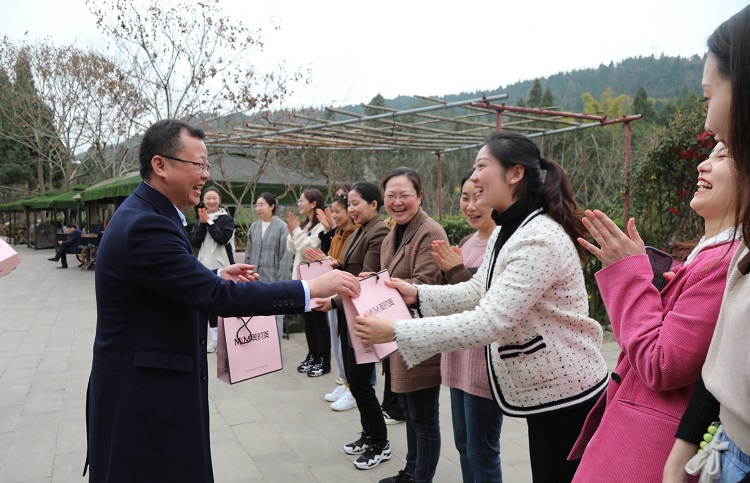 米兰官方端网站登录入口_米兰online(中国)
领导给女职工发放节日慰问品.JPG