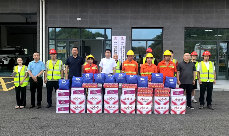 8.11[网站、微信]市交通运输局党组副书记、市公路局局长邹海慰问韧性提升项目部的简讯（1）_副本.jpg