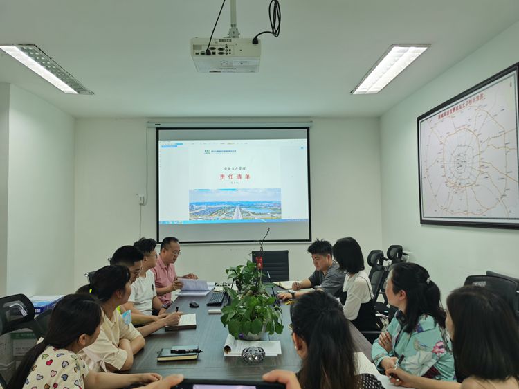 20220510川西米兰官方端网站登录入口_米兰online(中国)
养护部与路安部共同组织开展养护管理安全生产标准宣贯培训_副本.jpg