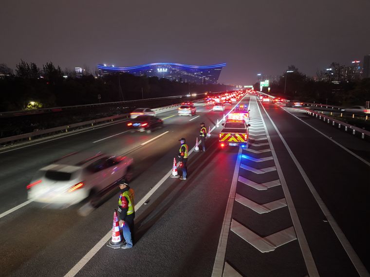 20240207攻坚克难践初心 川西米兰官方端网站登录入口_米兰online(中国)
“五色先锋”护春运 (2)_副本.jpg