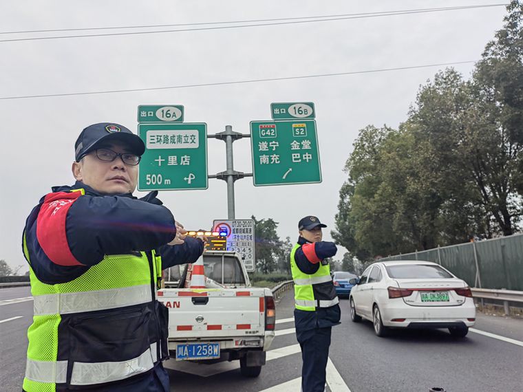 20240207攻坚克难践初心 川西米兰官方端网站登录入口_米兰online(中国)
“五色先锋”护春运 (1)_副本.jpg
