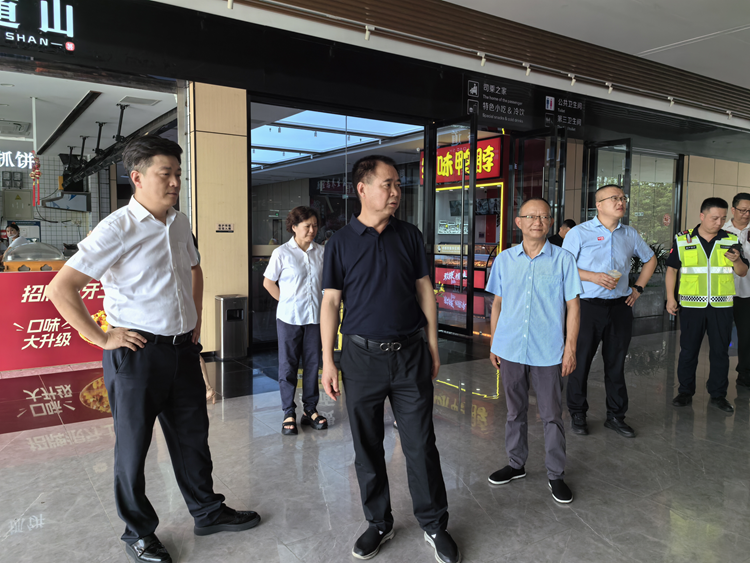 川西米兰官方端网站登录入口_米兰online(中国)
党委书记、董事长刘小刚一行到绕西管理处检查指导汛期安全工作1_副本.png